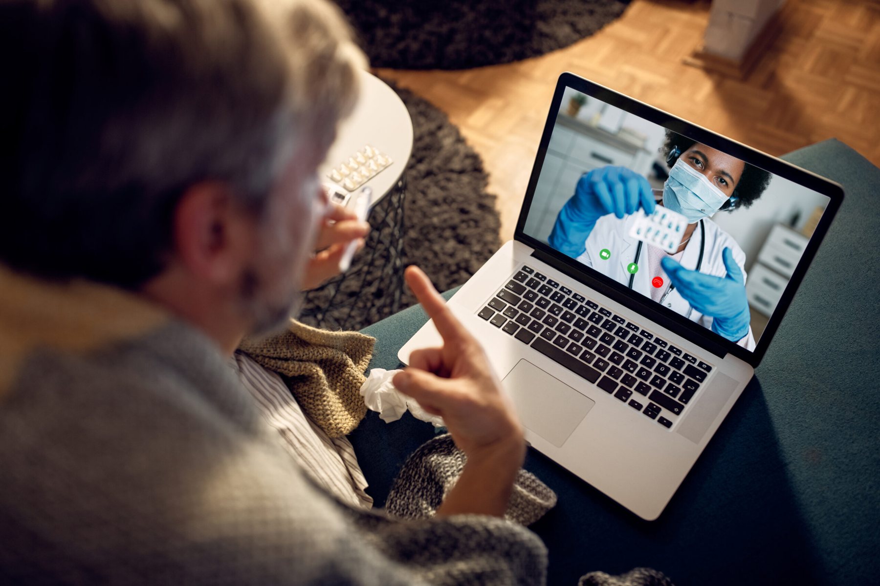 Paziente a casa in videochiamata con il medico dal portatile