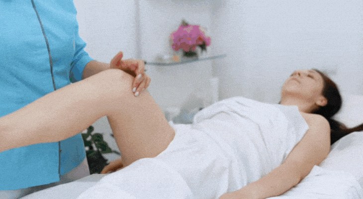 Fisioterapista che applica l'elettrostimolazione a un paziente