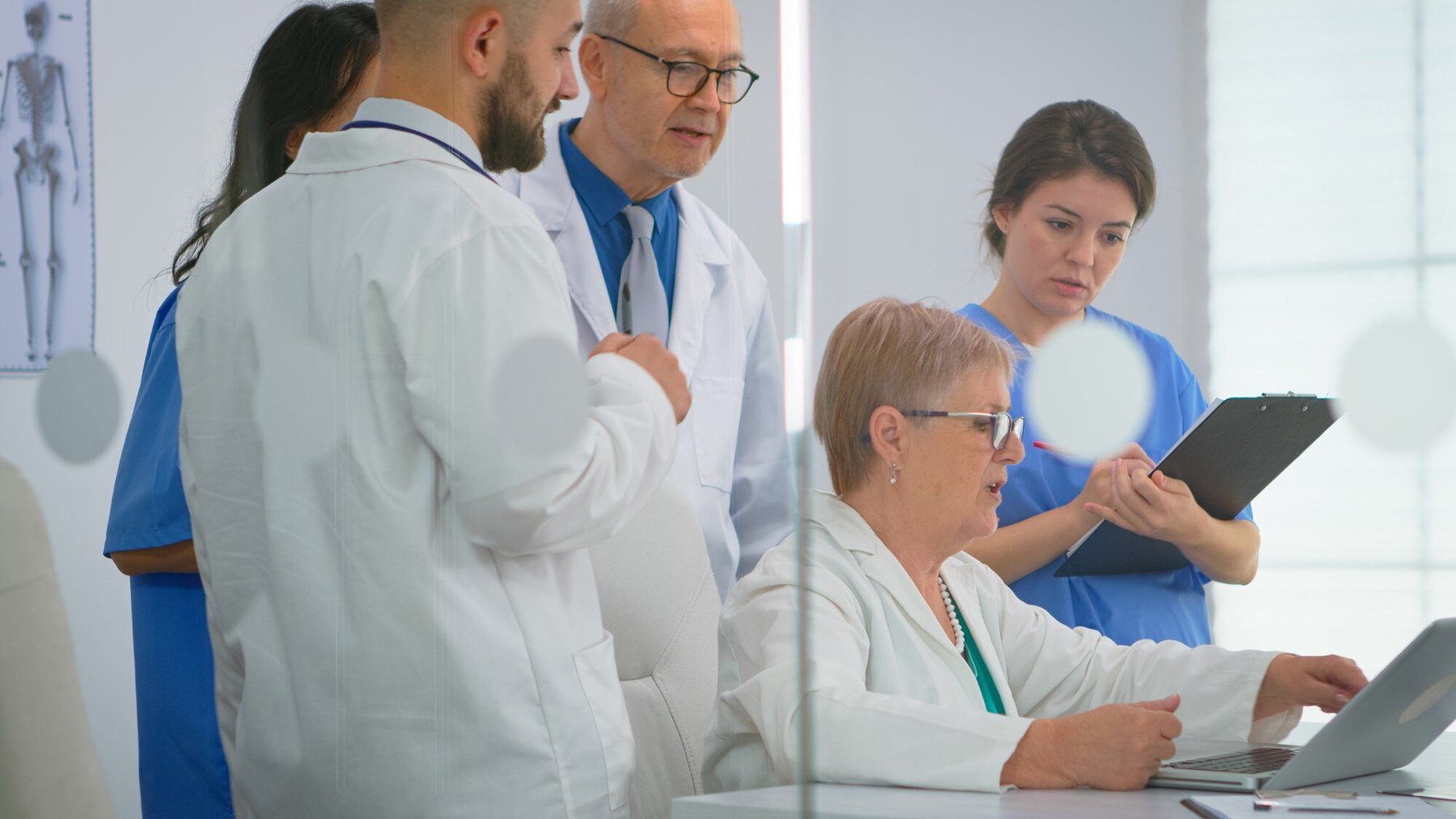 Équipe medica che analizza un caso clinico al computer